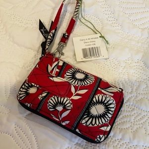 NWT Vera Bradley carry all wristlet in Deco Daisy